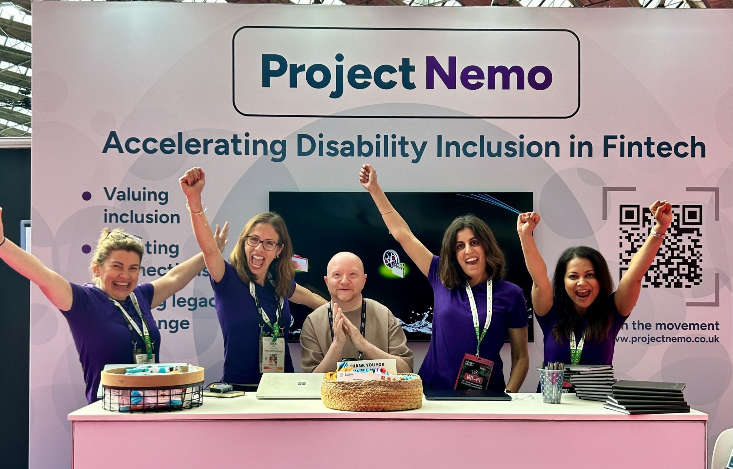 أعضاء مشروع نيمو يحتفلون بنجاح المشروع