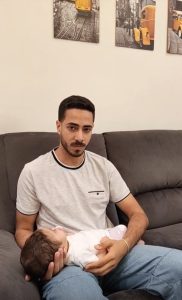 الطفلة فرح يحملها والدها
