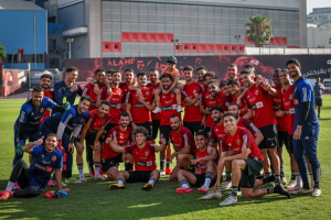 لاعبو الأهلي المصري يحملون الطفل علي