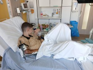 الطفل أحمد العبادلة يتلقى العلاج مستشفى يو زد البلجيكي