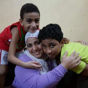 البطلة نادية فكري مع ولديها