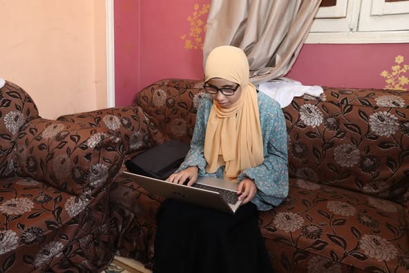 الطالبة هاجر حسام من أوائل الثانوية من ذوي الإعاقة