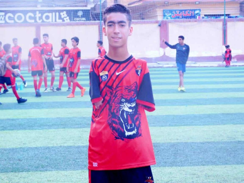 زياد حسام يلعب الكرة بلا ذراعين