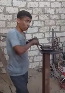 الطفل الكفيف شنودة مؤمن بشير يعمل في الورشة