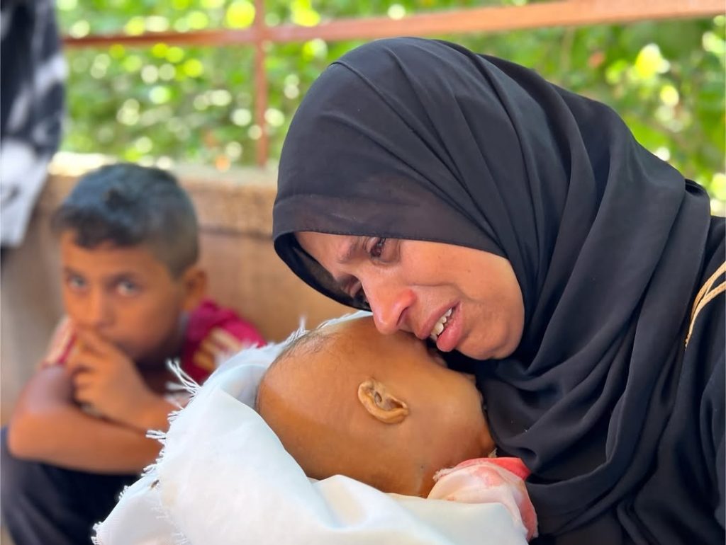 والدة الطفلة حلا الهنادي تبكي بعد وفاة صغيرتها