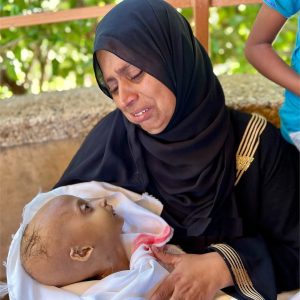 والدة الطفلة حلا الهنادي تبكي بعد وفاة صغيرتها
