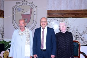 الطالب يوسف خلف ووالده مع رئيس الجامعة