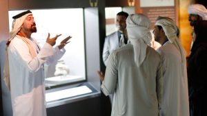 جولة داخل أحد متاحف الشارقة يقودها مرشدون من الصم