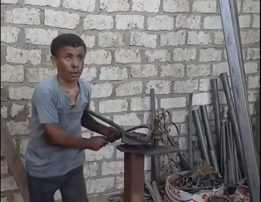 الطفل الكفيف شنودة في الورشة