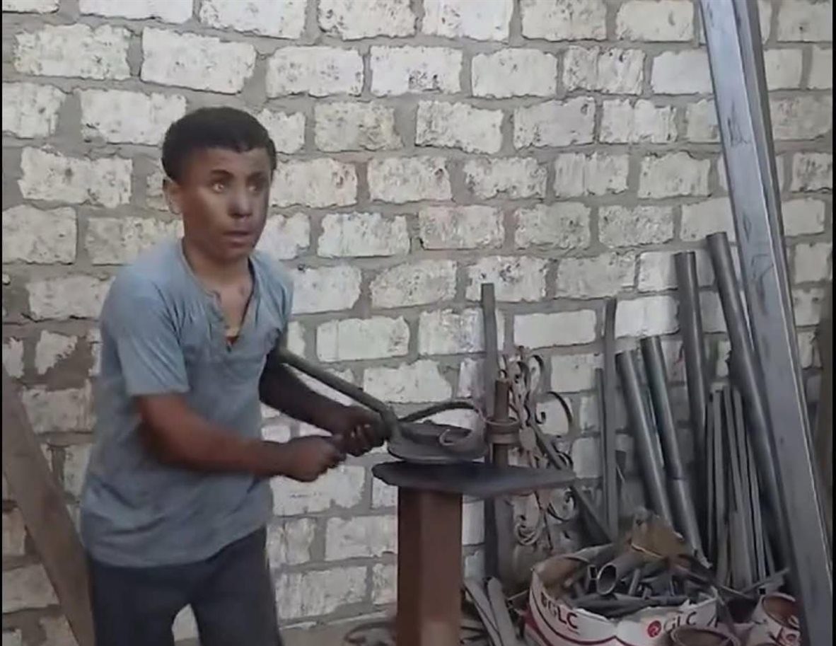 الطفل الكفيف شنودة في الورشة