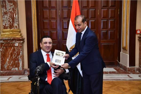 القبطان ولاء حافظ أثناء تسلم بطاقة مجلس الشيوخ