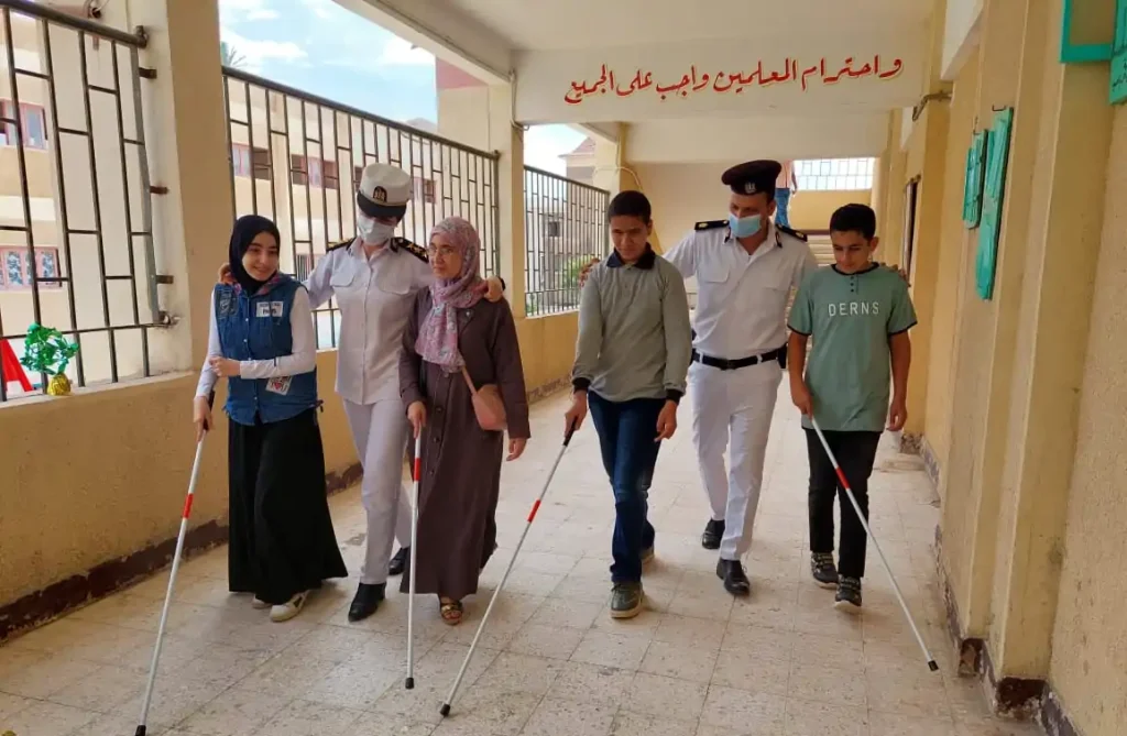 الشرطة المصرية تساعد المكفوفين في اليوم العالمي للعصا البيضاء