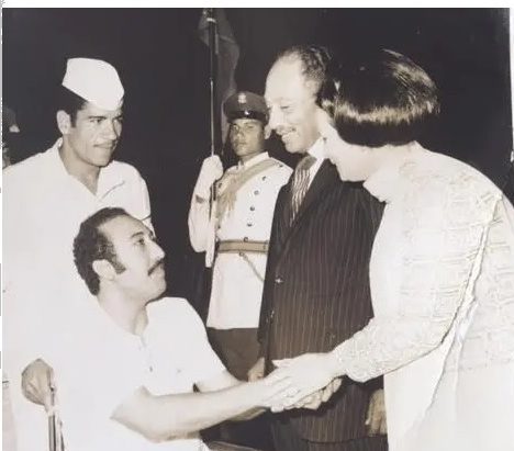 السادات وزوجته يستقبلون مصابي الحرب