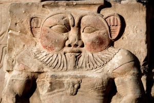 بس إله قزم ارتبط بالحماية والولادة والمرح والسرو