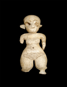 تمثال لامرأة تعاني من التقزم، مصر، نقادة الأولى، حوالي 4000-3500 قبل الميلاد.