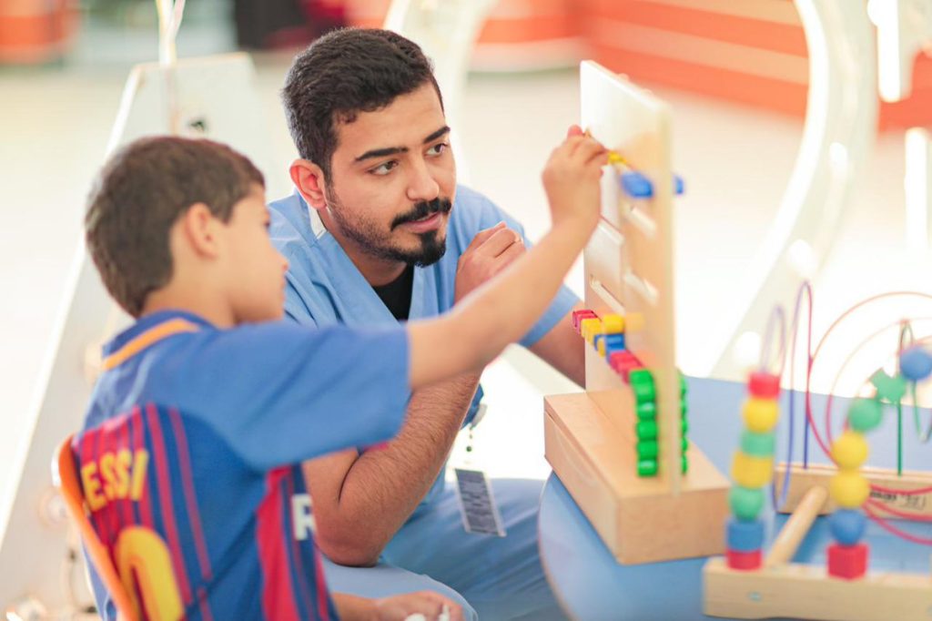 العلاقة بين الطالب ذي الإعاقة ومعلمه المتخصص هي حجر الزاوية في العملية التعليمية