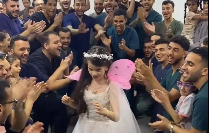 بفستان أبيض وابتسامة ملائكية بدأت الطفلة الجزائرية ماريا