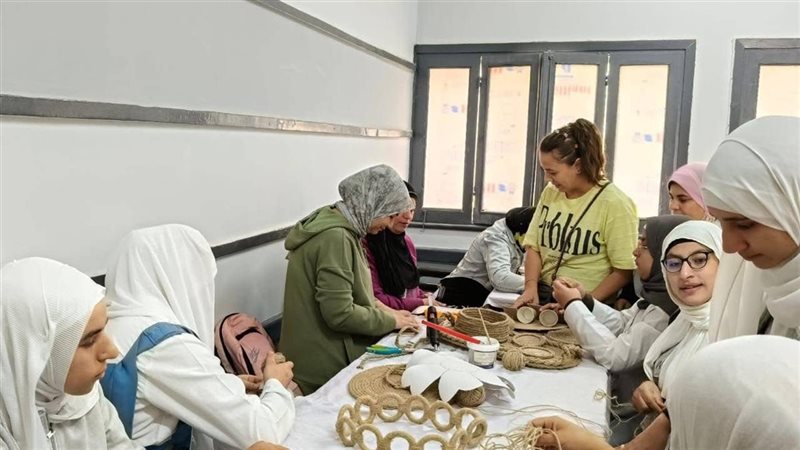 أشكال فنية من الخيش في ورشة الفيوم