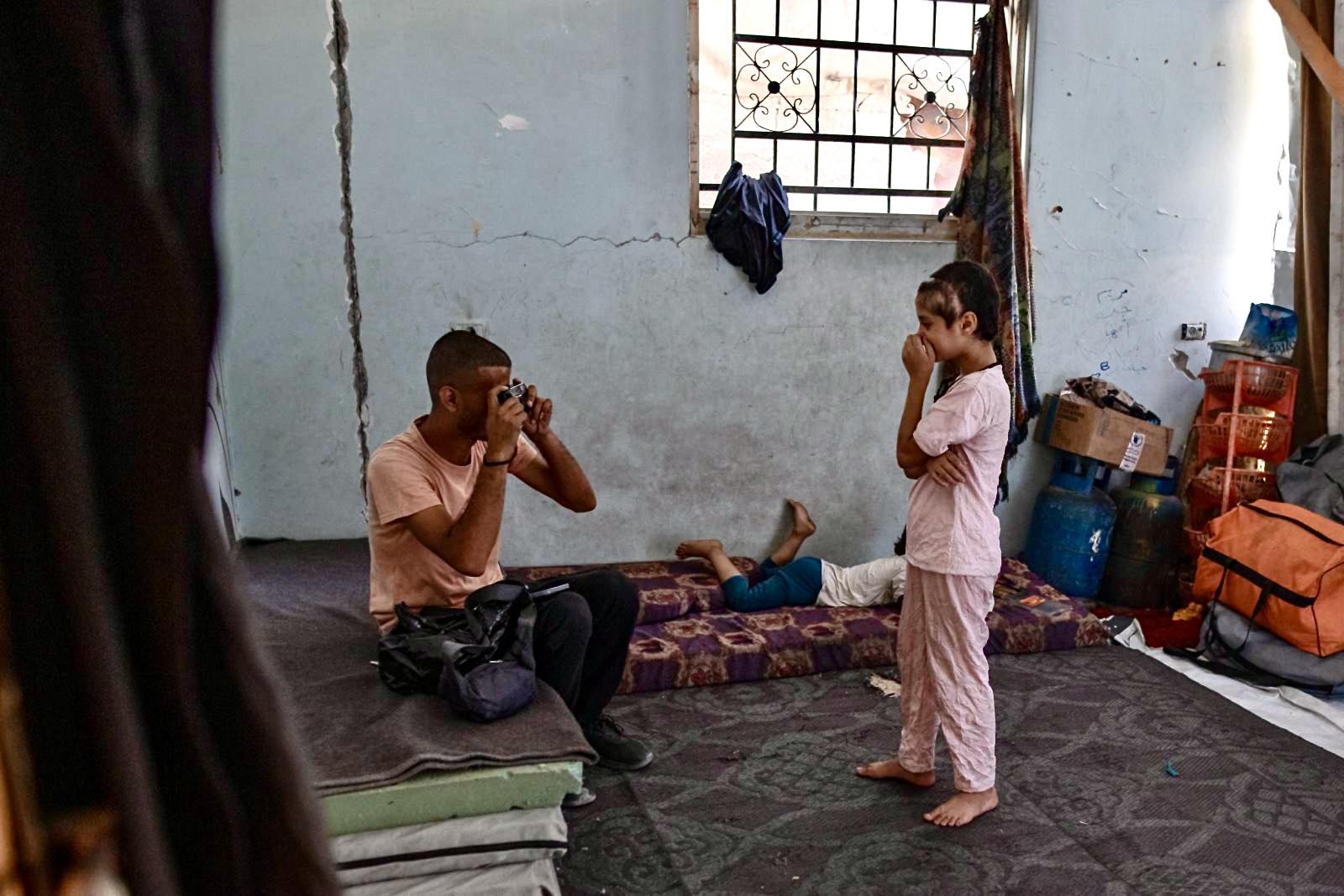 الصحفي عمرو طبش يصور إحدى الفتيات في غزة