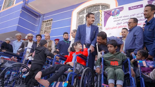 توزيع كراسي متحركة على أطفال اليمن المعاقين