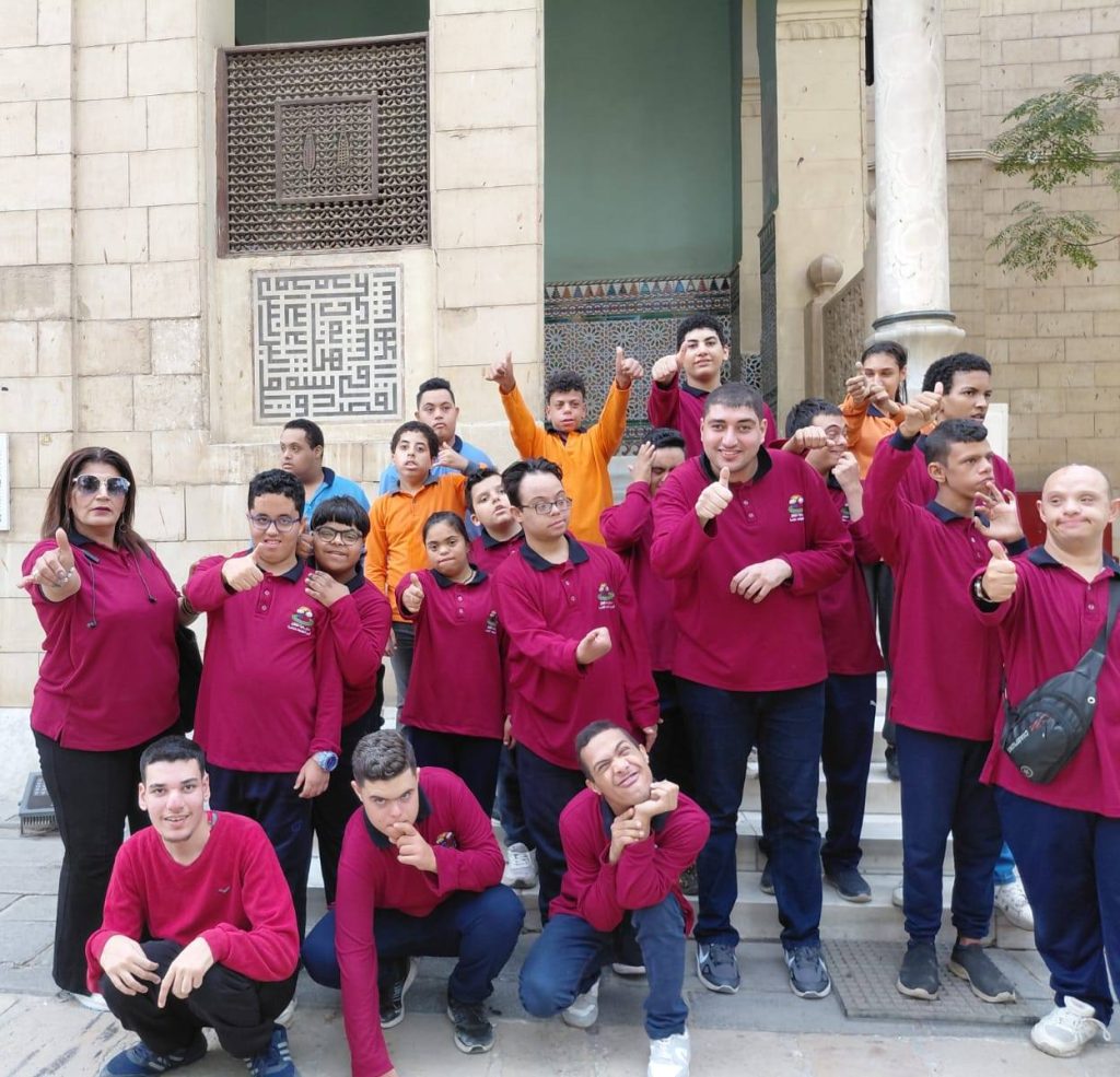 أطفال أتوبيس الفن الجميل في إحدى الزيارات