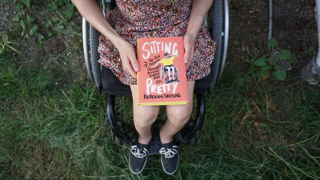 كتاب Sitting Pretty للكاتبة ريبيكا توسيج التي تكشف تكشف الوجه المؤذي للطف