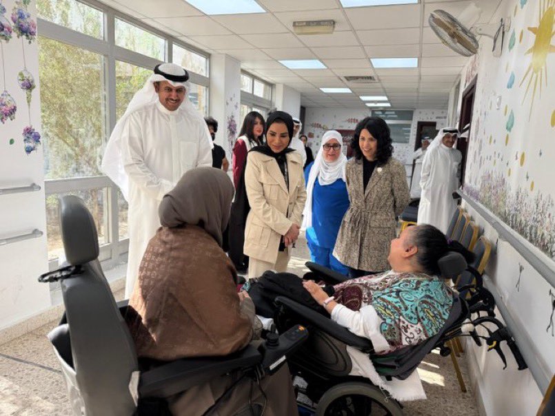 توزيع الكراسي المتحركة لذوي الإعاقة