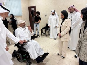 الحويلة أثناء توزيع الكراسي المتحركة لذوي الإعاقة