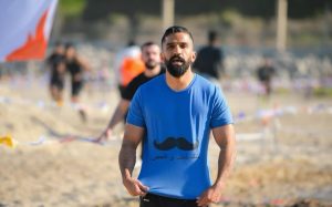 طبيب يمتلك فلسفة خاصة عن الحياة