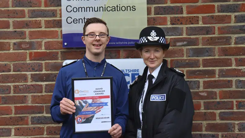 لوك نيوتن مصاب بمتلازمة داون وملهم لذوي الإعاقة