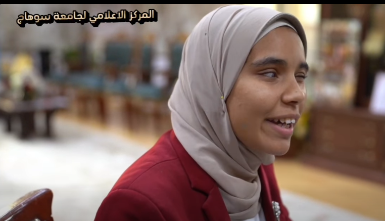 سمر محمد طالبة كفيفة تُحاور رئيس جامعة سوهاج