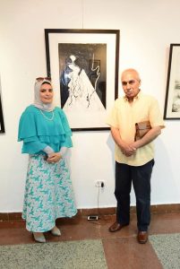 انجي مع المخرج أحمد إسماعيل فى أحد معارضها