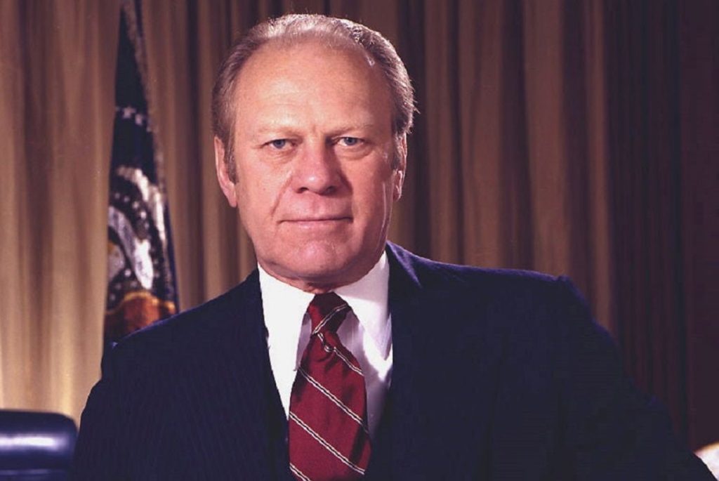 في 29 نوفمبر 1975، وقع الرئيس جيرالد فورد على قانون تعليم ذوي الإعاقة