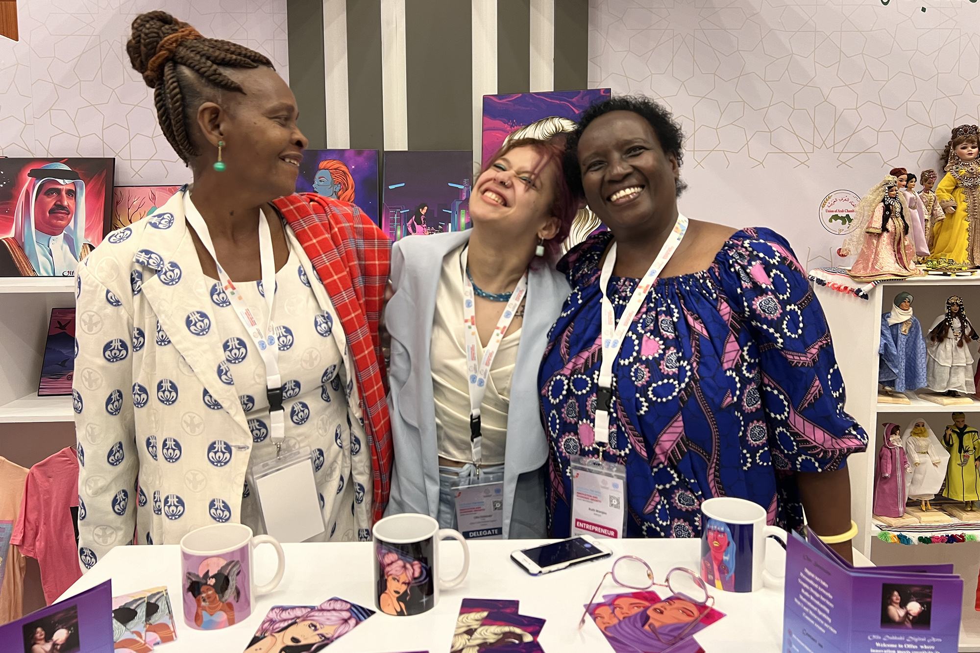 ألفة الدبابي - في المنتصف - شابة فنانة في المجال الرقمي من تونس