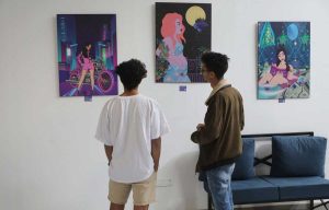 شابان يطالعان بعضل من أعمال ألفة الدبابي