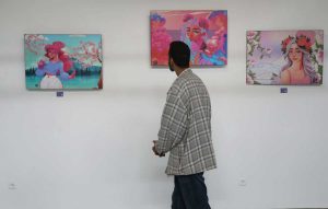 ألفة الدبابي أعمالها الفنية تحظى باهتمام الشباب