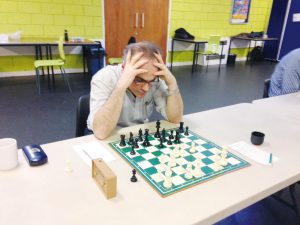 إيلان يمارس لعبة الشطرنج المفضلة لديه