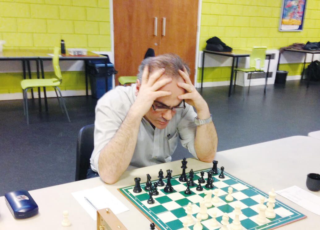 إيلان يمارس لعبة الشطرنج المفضلة لديه