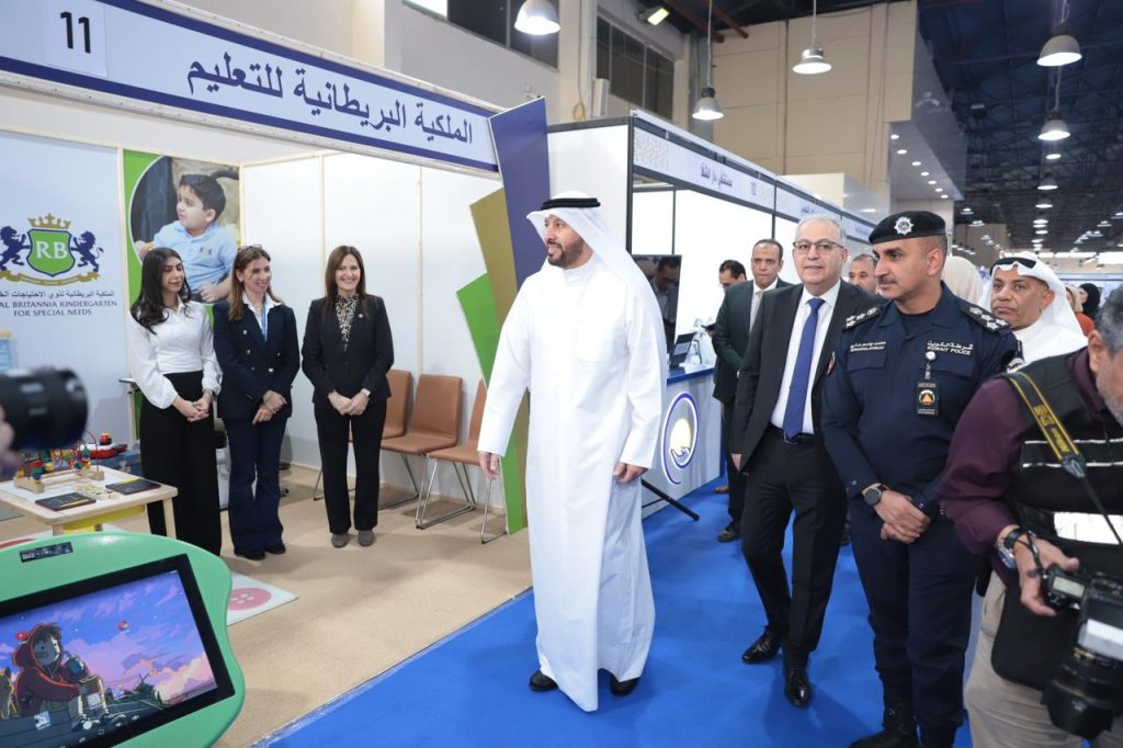 تفقد المسؤولين أجنحة معرض تمكين تكالدولي