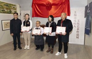 تكريم ذوي الإعاقة بعد عرض أعمالهم بمعرض شنغهاي 