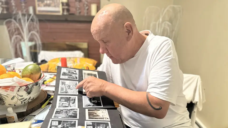 ديفيد سكوت ينظر لصورة شقيقة الذي رحل في إحدى مؤسسات الرعاية