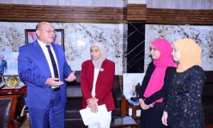 سمر محمد الطالبة الكفيفة مع رئيس جامعة سوهاج