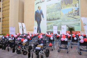 مؤسسة صناع الحياة توزع كراسي متحركة وأجهزة تعويضية
