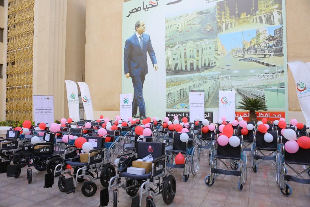مؤسسة صناع الحياة توزع كراسي متحركة وأجهزة تعويضية