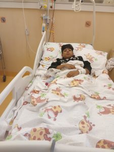 الطفل محمد سلوت يرقد في إحدى المستشفيات في إيطاليا
