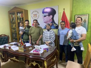 مصطفي وزوجته يحتفلون مع رئيس الإتحاد المصري للشطرنج