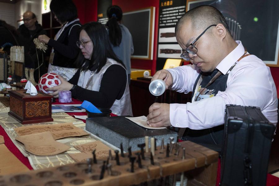 معرض شنغهاي يعرض إبداعات ذوي الإعاقة