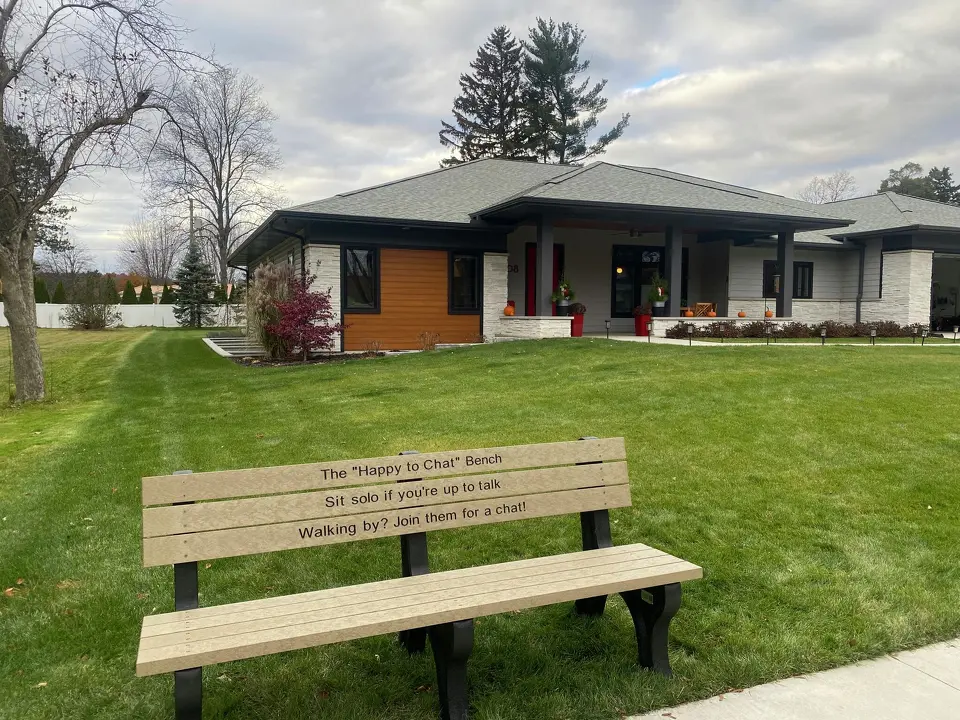 مقعد السعادة والدردشة مبادرة إنسانية لكسر عزلة ذوي الإعاقة