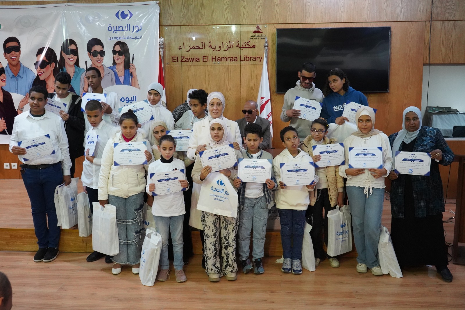 أطفال نور البصيرة مع الدكتورة صابرين جميل رئيس الجمعية ومؤسسها