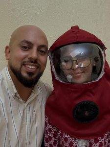 الناشط المغربي أحمد زينون مع فتاة من أبناء القمر